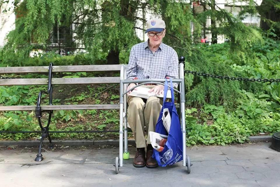 一个小男孩因为自己是同性恋而苦恼，希拉里这样安慰他